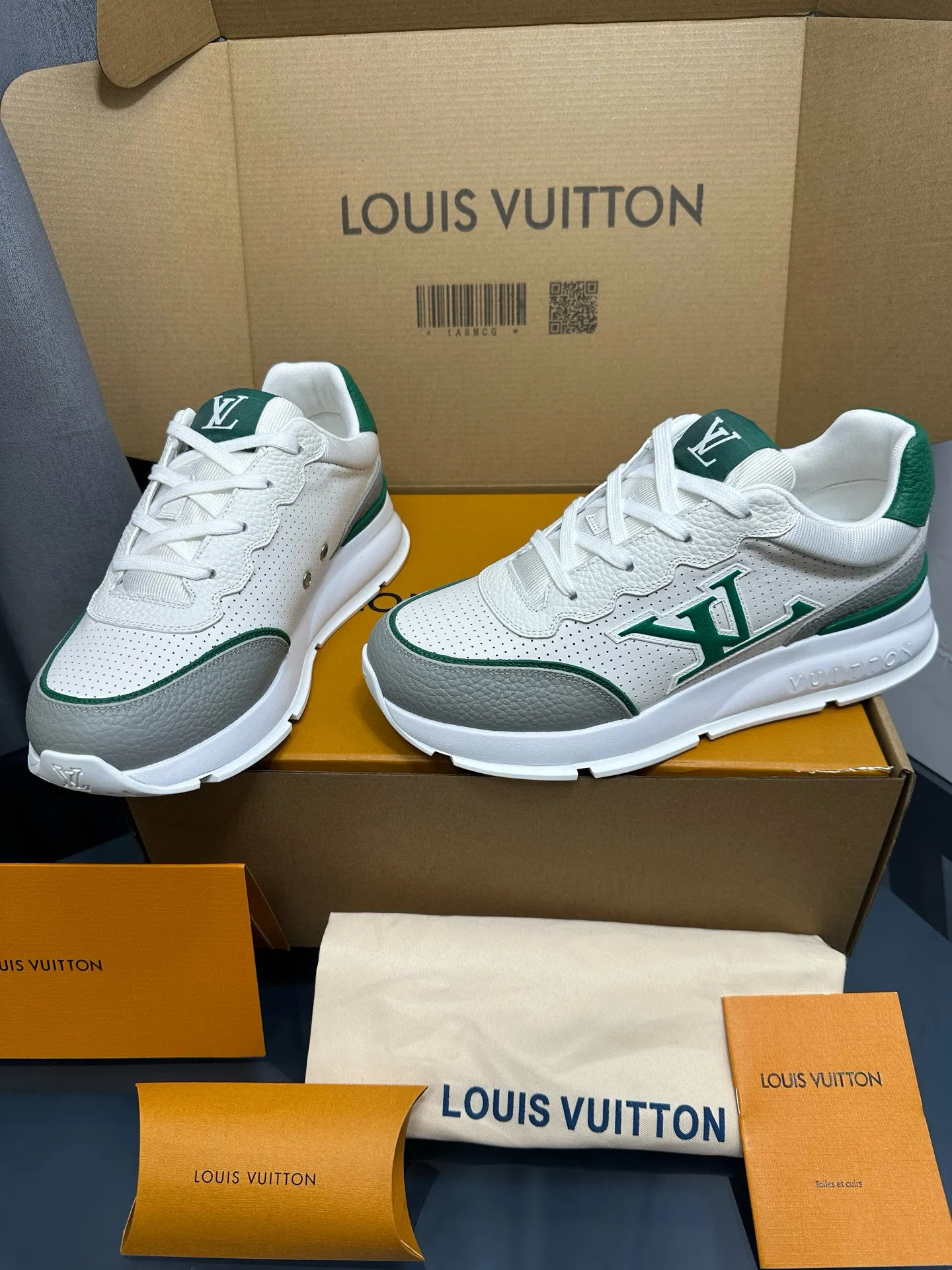 Factory price: 700💰🌈LV | Louis Vuitton 2025𝐬𝐬 🧡💚2025 spring and summer new style top version‼ ️The original version is the same. The counter focuses on the latest casual shoes and new hard goods🆕 ❥Purchasing agent level! Full of high-end feel! A popular model among bloggers at home and abroad, it’s retro and fashionable, and looks stunning on your feet! Wear a lot of happiness! The official website's main recommendation★ ━━━━━ ЅᏇєєt ━━━━━ ▪️Upper: Original custom-made imported calfskin fabric ▪️Inner: breathable gauze imported from Italy ▪️Outsole: rubber foam ➕t men's men's shoes 💰u high-end outsole ▪️Color: nine colors available ▪️Shoe size: 35-44, (45, 46 customized)
